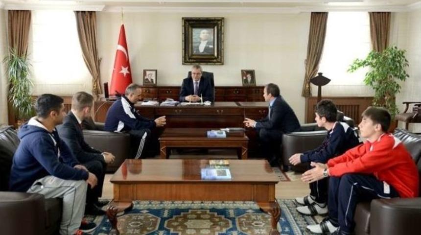 Vali Deniz, Madalya Kazanan Sporcuları Kabul Etti