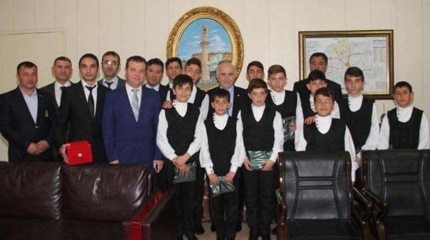 Başarılı &Ouml;ğrenciler Bayburt Valisi Yusuf Odabaş Tarafından &Ouml;d&uuml;llendirildi