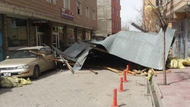 Patnos'ta Şiddetli Rüzgar Çatıları Uçurdu