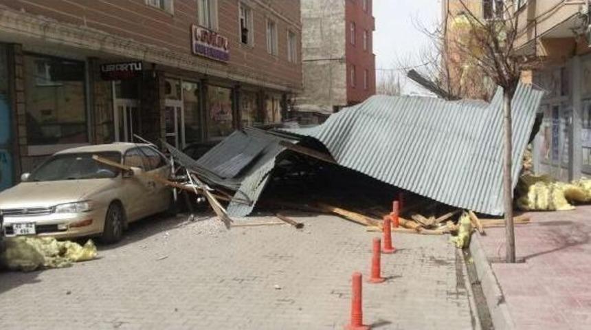 Patnos'ta Şiddetli R&uuml;zgar &Ccedil;atıları U&ccedil;urdu