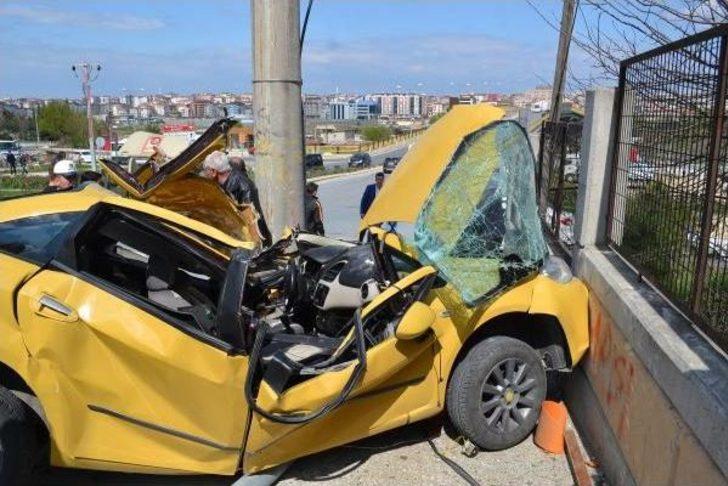 Hurda Yığınına Dönen Otomobilin Sürücüsü Ağır Yaralandı