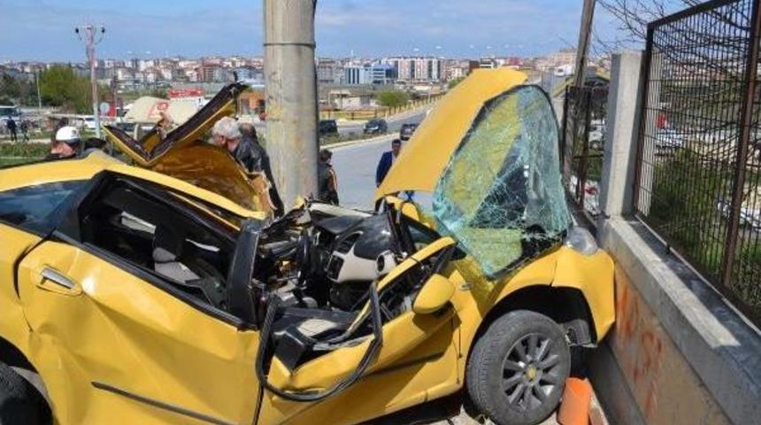 Hurda Yığınına D&ouml;nen Otomobilin S&uuml;r&uuml;c&uuml;s&uuml; Ağır Yaralandı