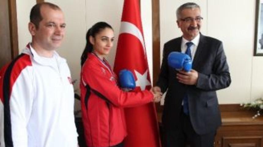 Avrupa 3.&rsquo;s&uuml;ne Vali&rsquo;den &Ouml;d&uuml;l