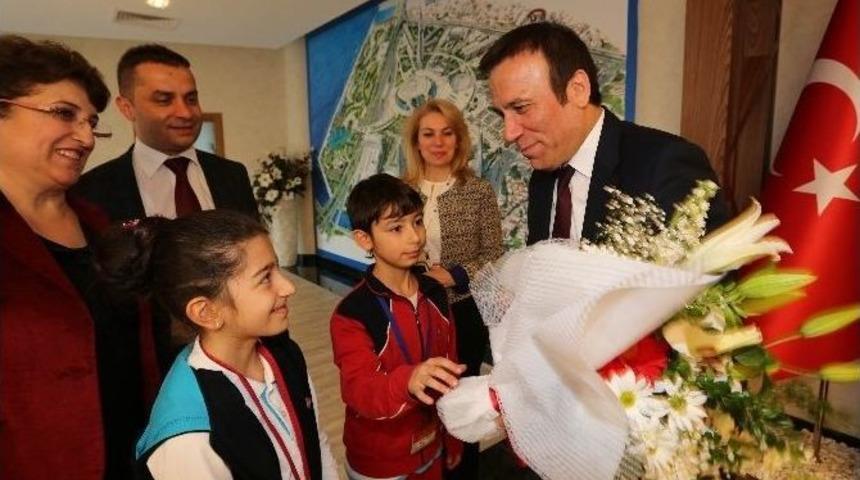 Başkan Gen&ccedil;&rsquo;in Minik Misafirleri