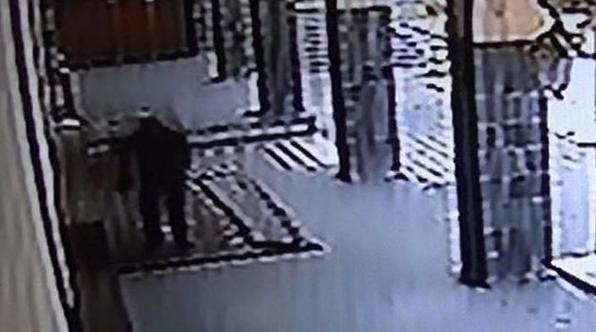 Gaziantep&rsquo;te Camide Yaşanan Hırsızlık G&uuml;venlik Kamerasında