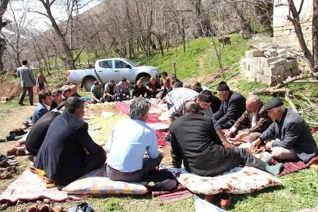 Mahalle Sakinlerinden Eş Başkanlara Yemek