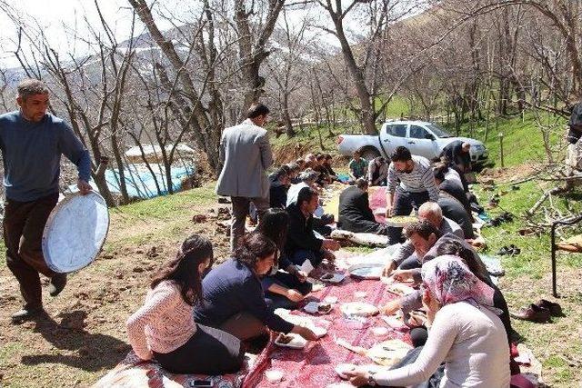 Mahalle Sakinlerinden Eş Başkanlara Yemek