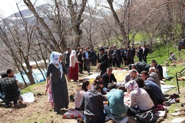 Mahalle Sakinlerinden Eş Başkanlara Yemek