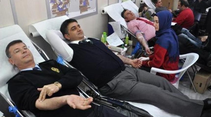 Sivas'ta Polisler Kan Bağışında Bulundu