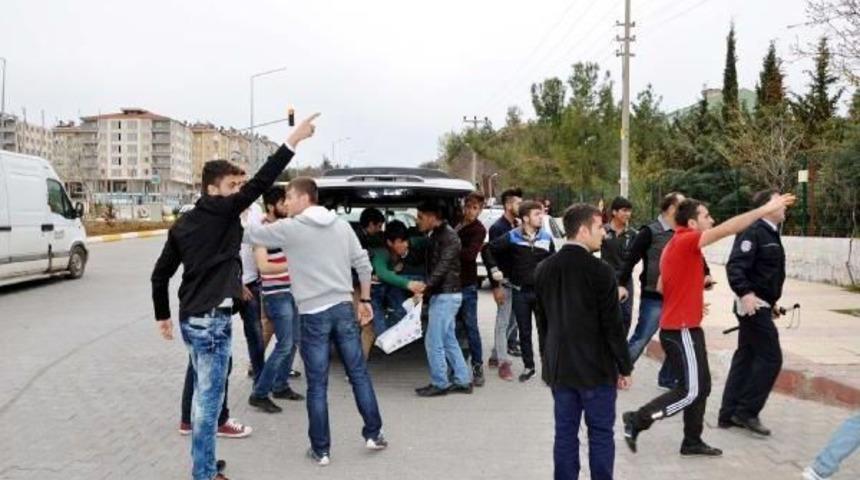 Besni'de Karşıt G&ouml;r&uuml;şl&uuml; &Ouml;ğrenciler Arasında Gerginlik