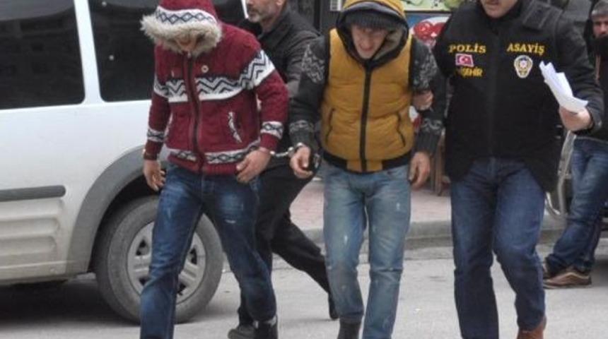 Hırsızlar Ka&ccedil;amadan Yakalandı