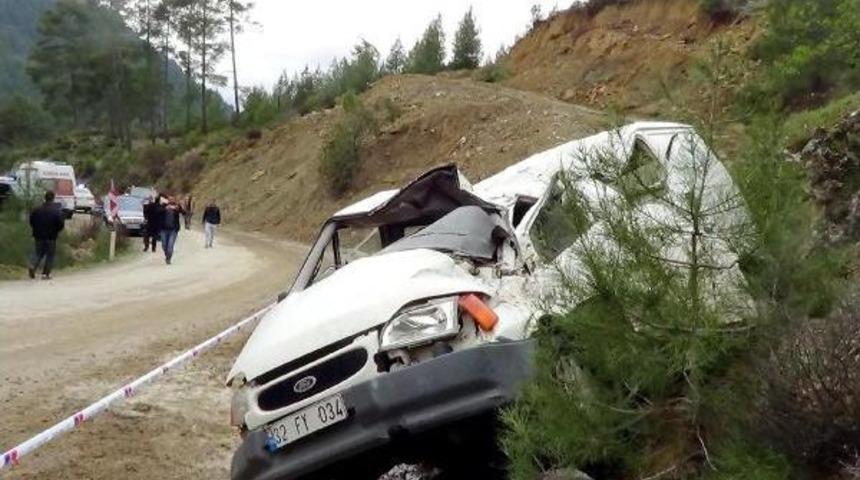 &Uuml;zerine Kaya D&uuml;şen Minib&uuml;s&uuml;n Şof&ouml;r&uuml; &Ouml;ld&uuml;