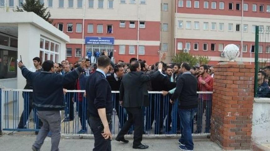 Adıyaman&rsquo;da Karşıt G&ouml;r&uuml;şl&uuml; &Ouml;ğrenciler Arasında Silahlı Kavga