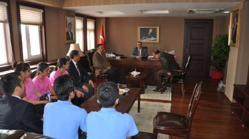 Şırnak Valisi Su, Başarılı &Ouml;ğrencileri &Ouml;d&uuml;llendirdi