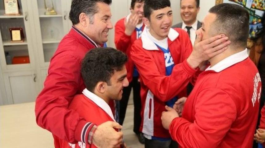 &Ouml;zel Sporcular Sevin&ccedil;lerini Başkan Kocadon İle Paylaştı