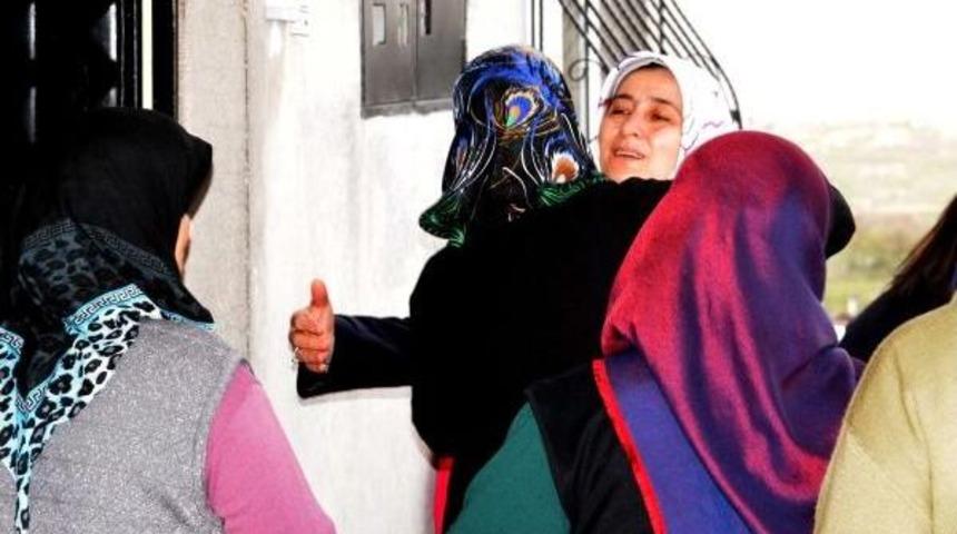 Sare Davutoğlu&rsquo;Ndan Kazada &Ouml;len &Ouml;ğrencilerin Ailelerine Baş Sağlığı Ziyareti