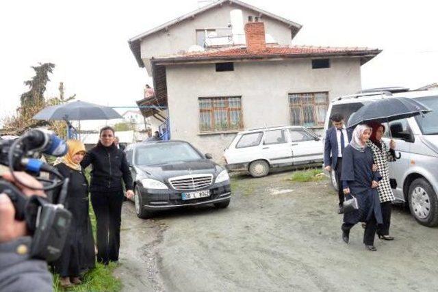 Sare Davutoğlu’Ndan Kazada Ölen Öğrencilerin Ailelerine Baş Sağlığı Ziyareti