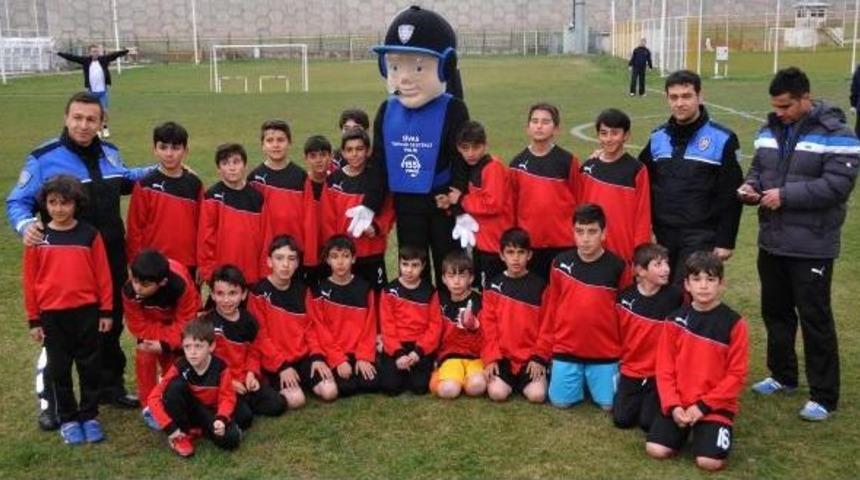 Polisler, Sevgi Evlerindeki &Ccedil;ocuklarla Futbol Oynadı