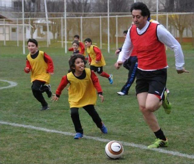 Polisler, Sevgi Evlerindeki Çocuklarla Futbol Oynadı