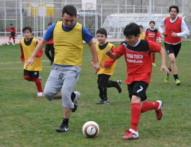 Polisler, Sevgi Evlerindeki Çocuklarla Futbol Oynadı