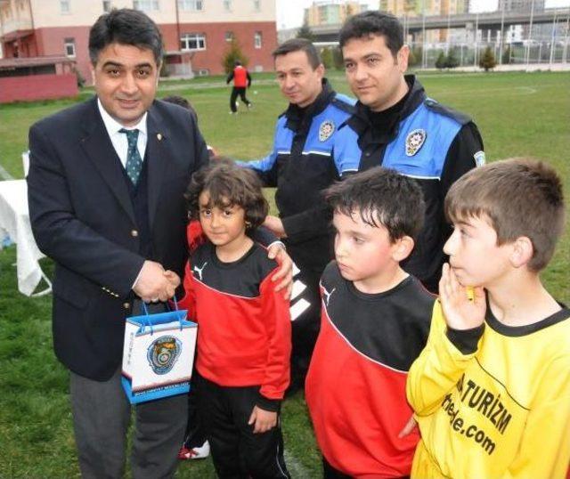 Polisler, Sevgi Evlerindeki Çocuklarla Futbol Oynadı