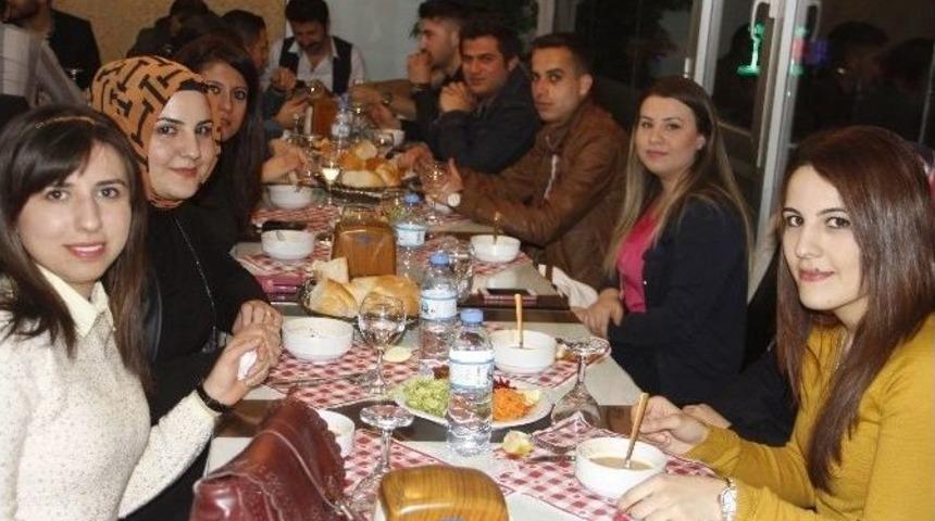 &Ouml;ğretmenler Dayanışma Yemeğinde Halay &Ccedil;ekti
