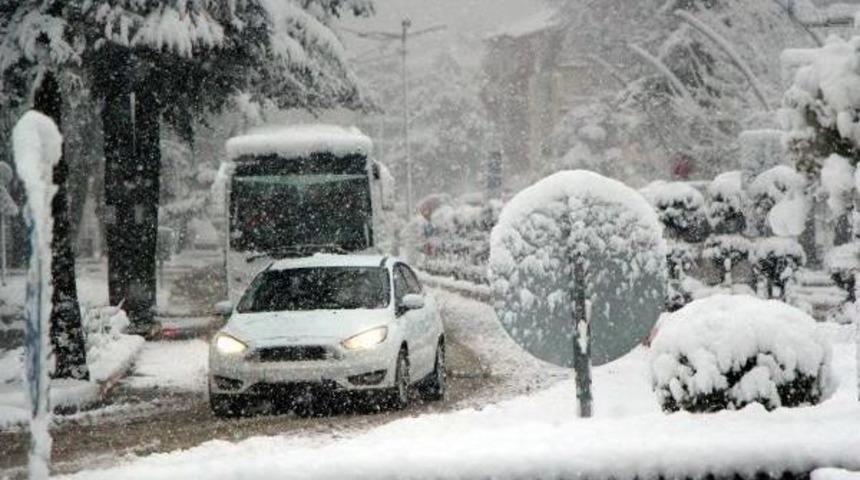 Bolu'da Nisan Ayında Kar &Ccedil;ilesi