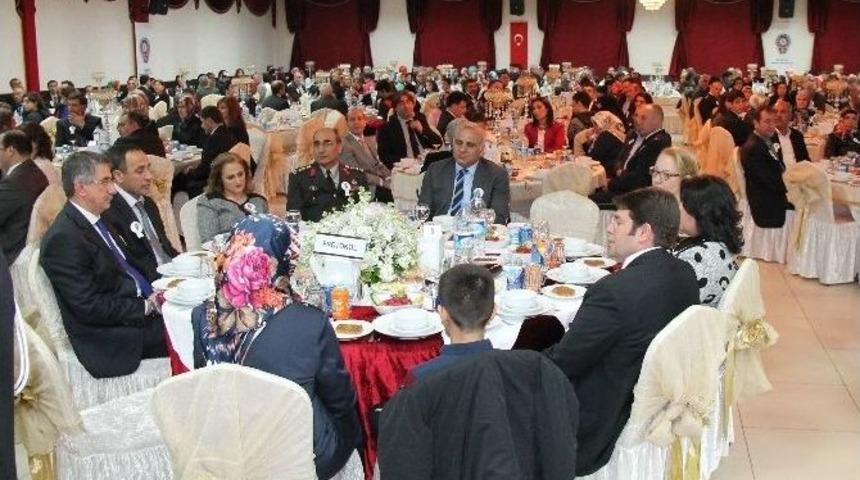 Elazığ&rsquo;da Şehit Ailelerinin Onuruna Yemek Verildi