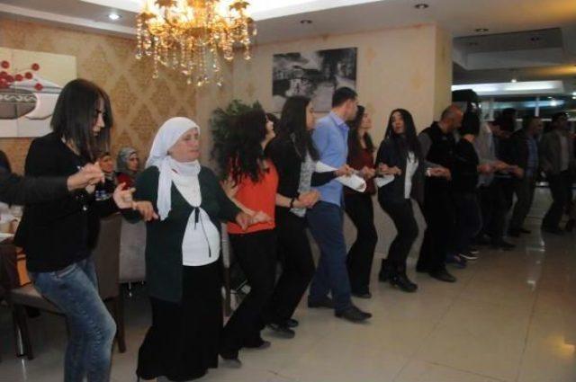 &Ouml;ğretmenler Dayanışma Yemeğinde Halay &Ccedil;ekerek Stres Attı 1