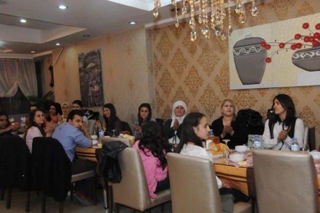 &Ouml;ğretmenler Dayanışma Yemeğinde Halay &Ccedil;ekerek Stres Attı 3