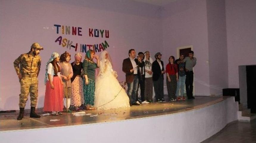 &Ouml;ğrencilerin Tiyatro G&ouml;sterisi Vatandaşlardan Tam Not Aldı