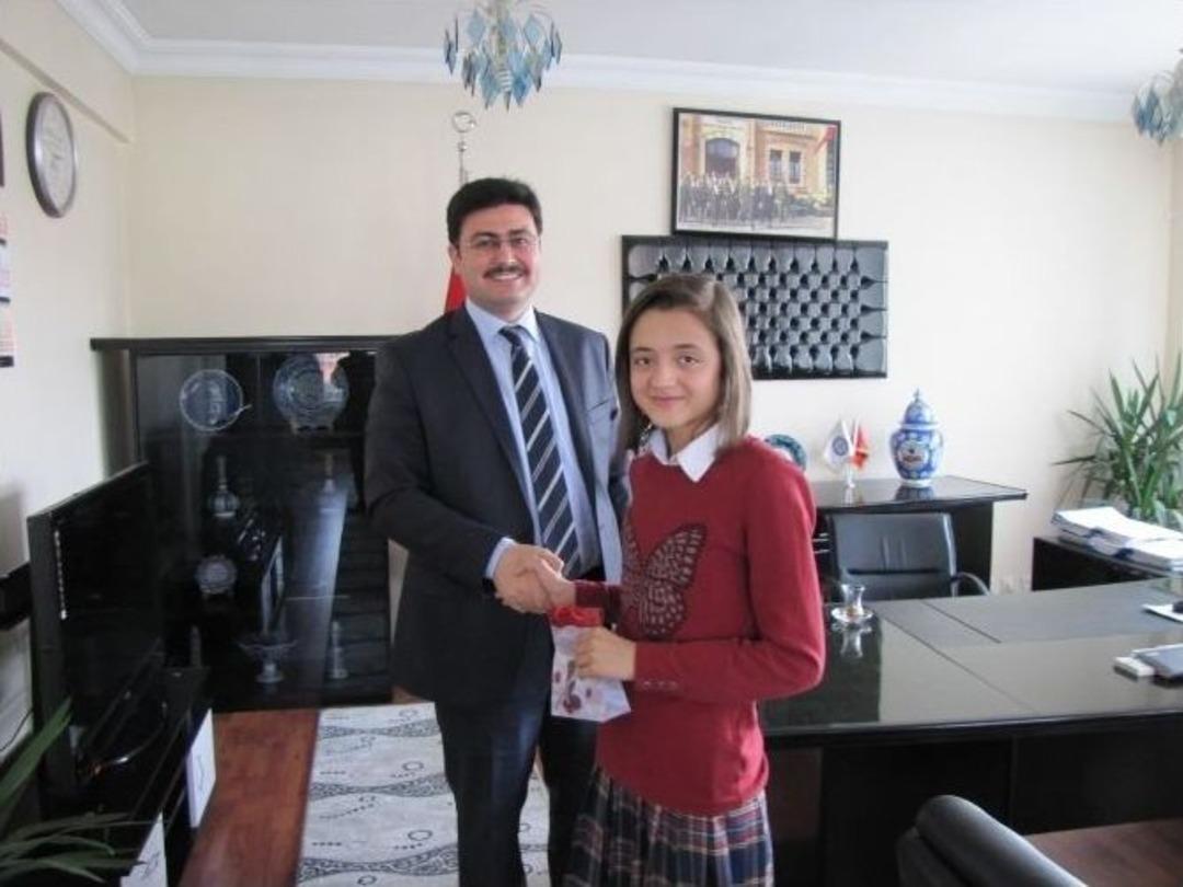 Kaymakam Savran Başarılı &Ouml;ğrencileri &Ouml;d&uuml;llendirdi
