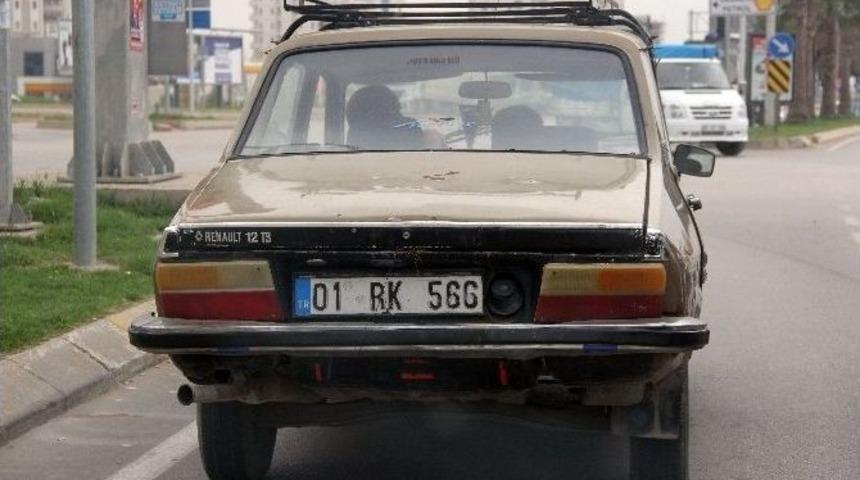 Otomobilinin Bagaj Kilidi Bozulan S&uuml;r&uuml;c&uuml;n&uuml;n İlgin&ccedil; Y&ouml;ntemi