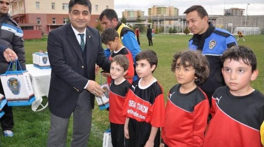 Sivas&rsquo;ta Polisler Sevgi Evleri &Ccedil;ocuklarıyla Futbol Oynadı