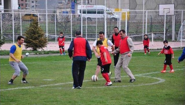 Sivas’ta Polisler Sevgi Evleri Çocuklarıyla Futbol Oynadı