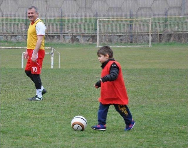 Sivas’ta Polisler Sevgi Evleri Çocuklarıyla Futbol Oynadı