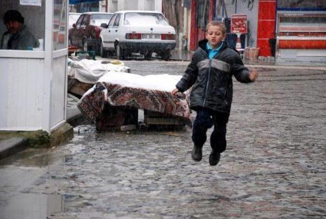 Isparta Güne Kar Yağışıyla Uyandı