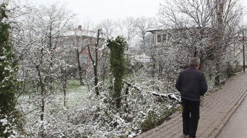 Karab&uuml;k&rsquo;e Nisan Ayında Kar S&uuml;rprizi