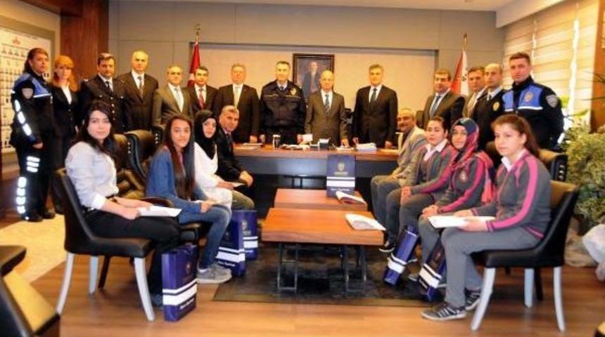 Polisten Başarılı &Ouml;ğrencilere &Ouml;d&uuml;l