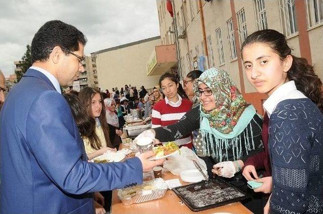 Muhtaç Öğrenciler Yararına Kermes