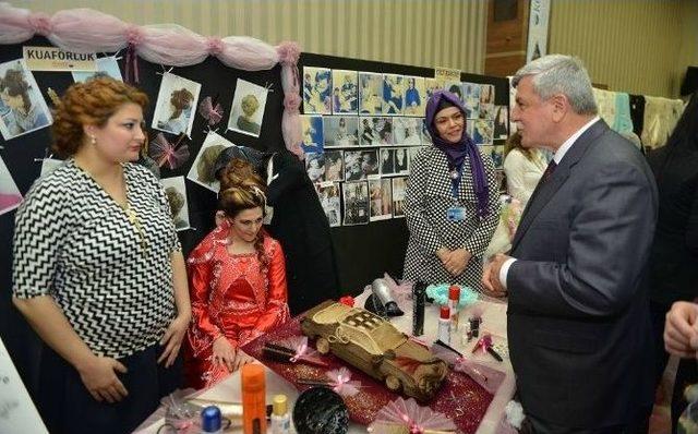 Başkan Karaosmanoğlu Ko-mek Sergisini Gezdi