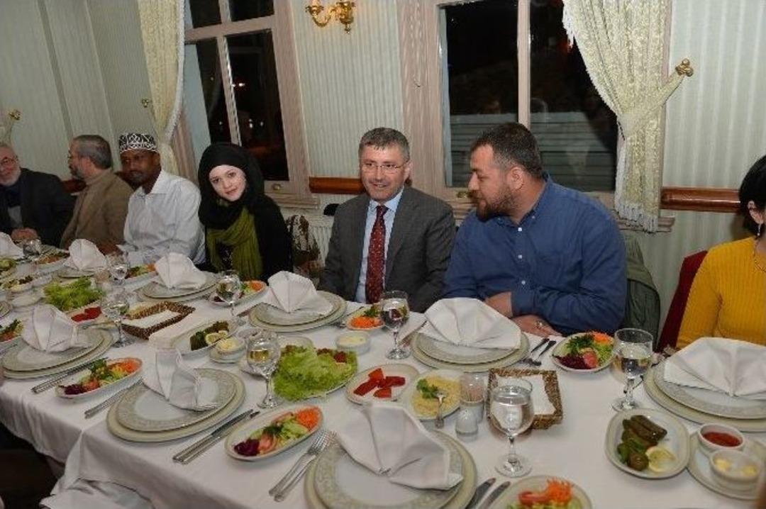 Şairler &Uuml;sk&uuml;dar&rsquo;da Yemekte Buluştu