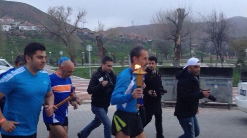 Maln&uuml;trisyon Meşalesi Adana&rsquo;da