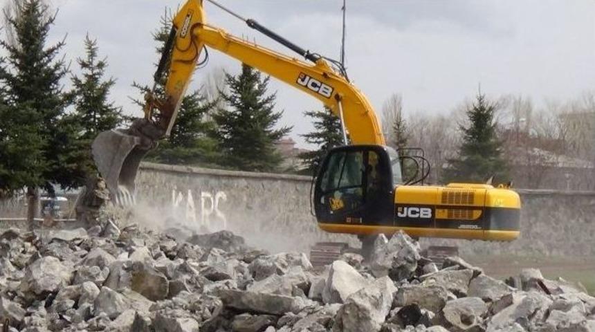 Kars Atat&uuml;rk Stadı&rsquo;nın Yıkımına Başlandı