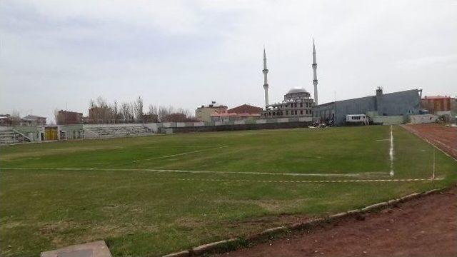 Kars Atat&uuml;rk Stadı&rsquo;nın Yıkımına Başlandı 2