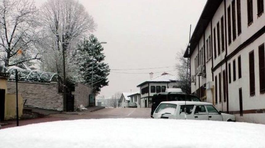 Karab&uuml;k Kar Altında