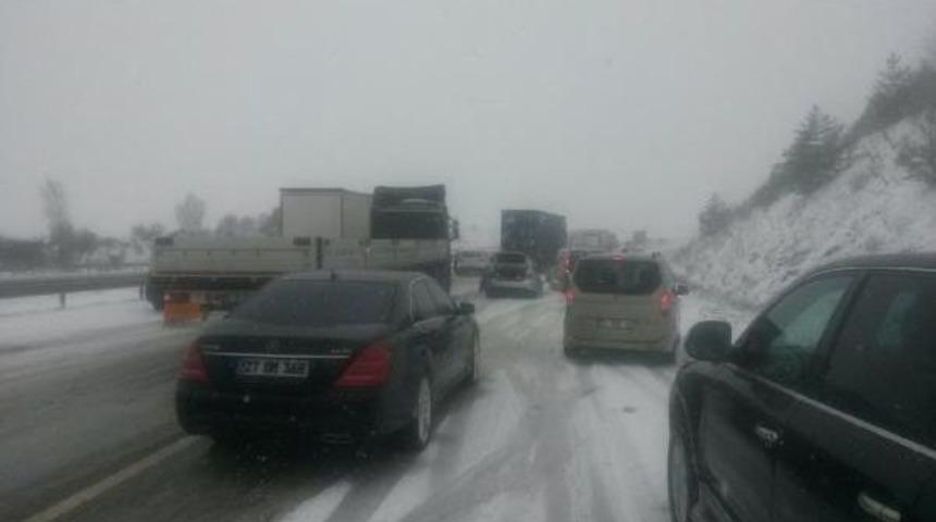 Kar Yağışı Ankara'nın Il&ccedil;elerinde Etkili Oldu