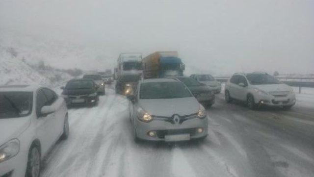 Kar Yağışı Ankara'nın Ilçelerinde Etkili Oldu