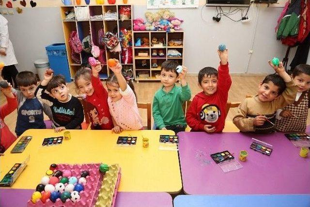 Şehitkamilli Minik Öğrencilerden Yumurta Boyama Etkinliği