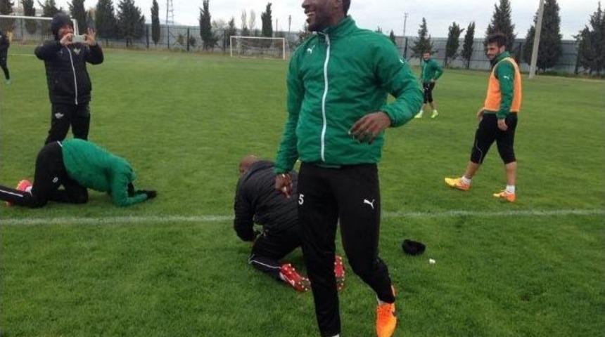 Roberto Carlos&rsquo;a Yumurtalı Kutlama